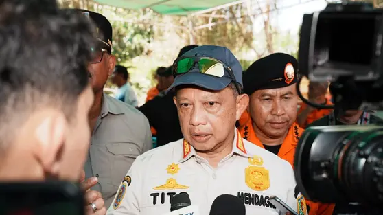 Tinjau Korban Gempa Manggarai Timur, Mendagri Prioritaskan Listrik dan Logistik
