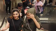 Saat berlibur ke Thailand dengan Atta Halilintar dan kedua anak mereka, Aurel tampil memukau. Mengenakan hijab modern, ia memperlihatkan tubuh rampingnya di jalanan Thailand. Mereka mengunjungi beberapa destinasi populer sambil menikmati momen keluarga. (Liputan6.com/IG/@aurelie.hermansyah)