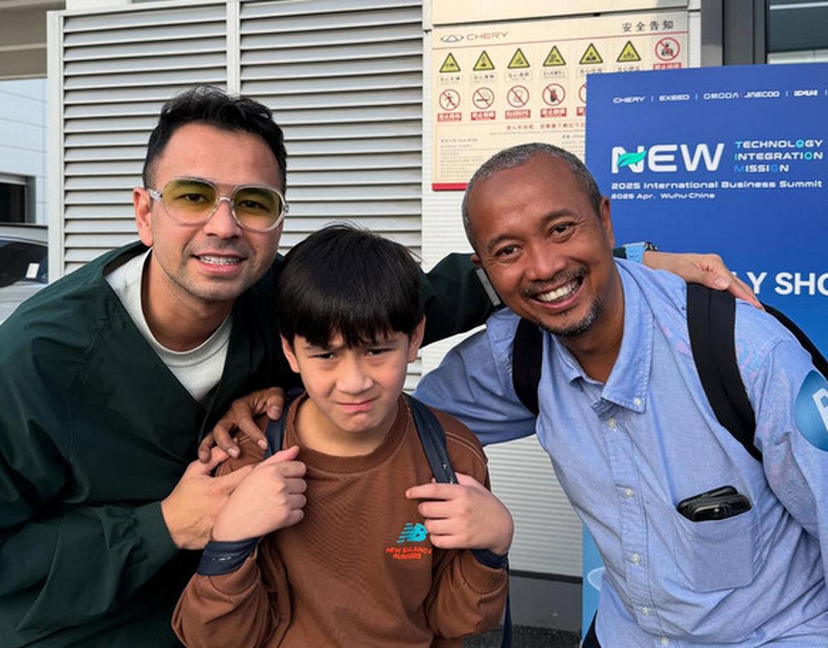 5 Potret Raffi Ahmad Gandeng Rafathar Kunjungi Pabrik Mobil Listrik di China, Jadi Inspirasi Generasi Muda