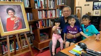 Momen kebersamaan Susilo Bambang Yudhoyono (SBY) bersama cucu-cucunya. (dok. Instagram @ruby_26/https://www.instagram.com/p/B3lbszzgsV_/Putu Elmira)