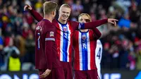 Penyerang Norwegia #09, Erling Braut Haaland (C), melakukan selebrasi setelah mencetak gol 3-0 saat pertandingan UEFA Nations League Liga B Grup 3B antara Norwegia melawan Slovenia di Stadion Ullevaal di Oslo, Norwegia, Jumat dini hari WIB (11/10/2024). (Terje Pedersen / NTB / AFP)