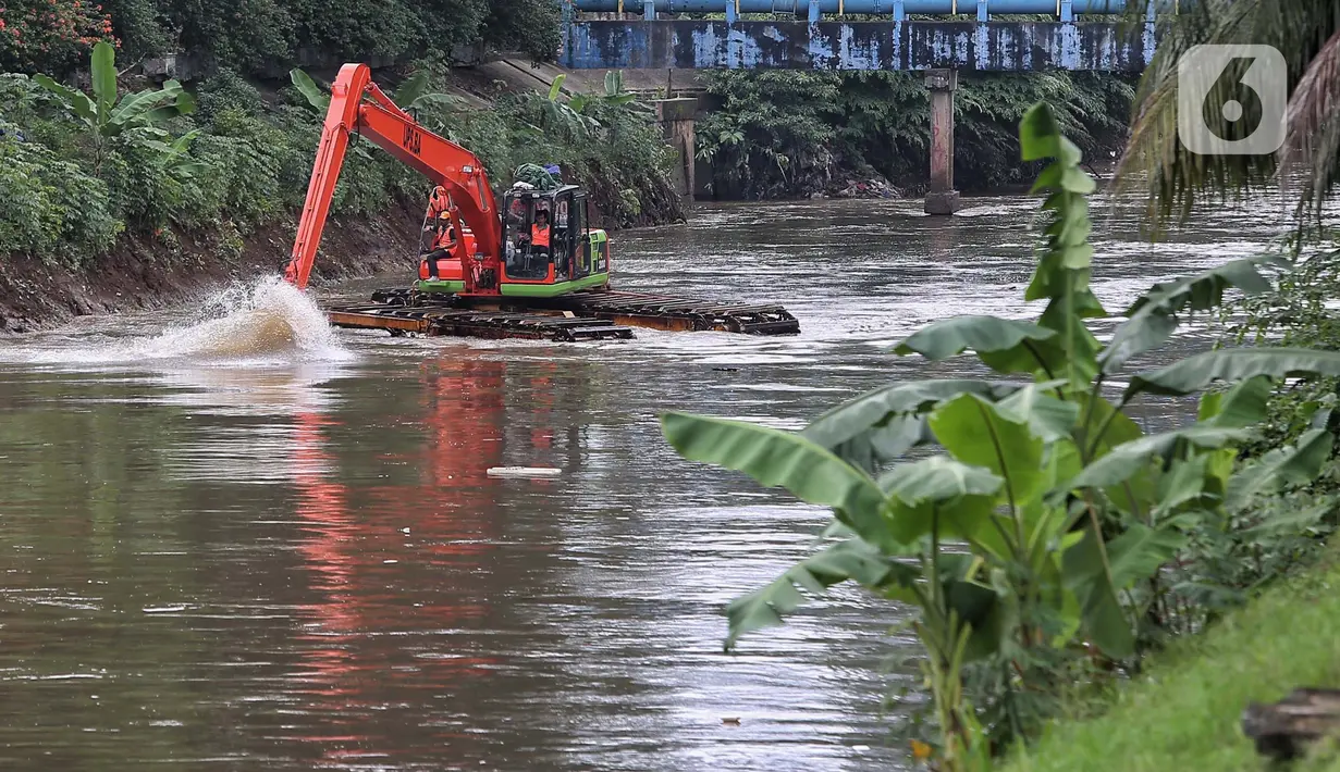 Petugas Dinas Lingkungan Hidup DK Jakarta melakukan pengerukan di sepanjang aliran Banjir Kanal Barat, Jakarta, Sabtu (1/2/2025). (Liputan6.com/Angga Yuniar)