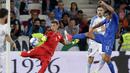 Kiper Uruguay, Fernando Muslera membuang bola dari kejaran pemain Italia, Eder pada laga Persahabatan di Nice Allianz Riviera stadium, Prancis, (7/6/2017). (AP/Claude Paris)