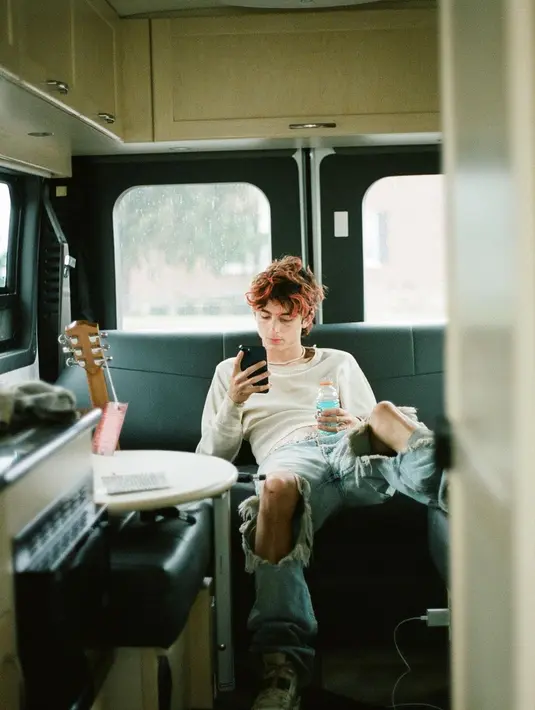 Kenakan long sleeve putih dan ripped jeans, Timothee Chalamet seorang punya pesona rebel [@tchalamet]