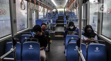 FOTO: Menjajal Bus Listrik Transjakarta saat PPKM Level 1