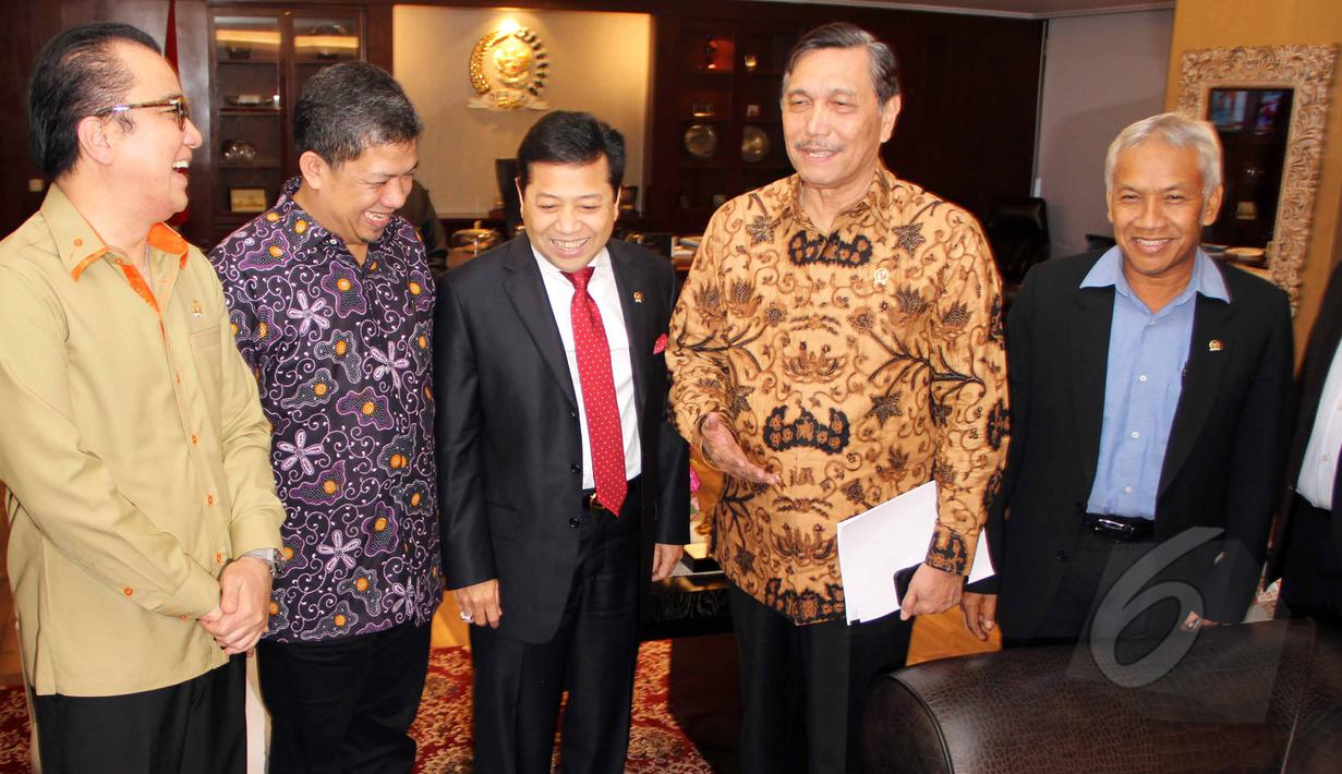 Kepala Staf Kepresidenan, Luhut Binsar Pandjaitan berbincang dengan sejumlah pimpinan DPR RI, Jakarta, Kamis (2/4/2015). Kedatangan Luhut dalam rangka berkordinasi terkait pelaksanaan dan peringatan KAA ke-60 di Bandung. (Liputan6.com/Helmi Afandi)