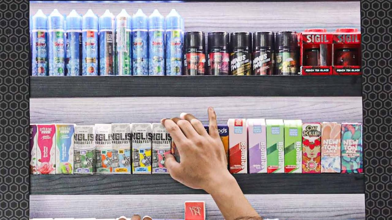 Kenaikan tarif cukai ini menyebabkan lonjakan harga rokok elektrik dan cairan utama atau liquid menjadi tak terhindarkan.&nbsp;Foto: Liputan6.com/Faizal Fanani