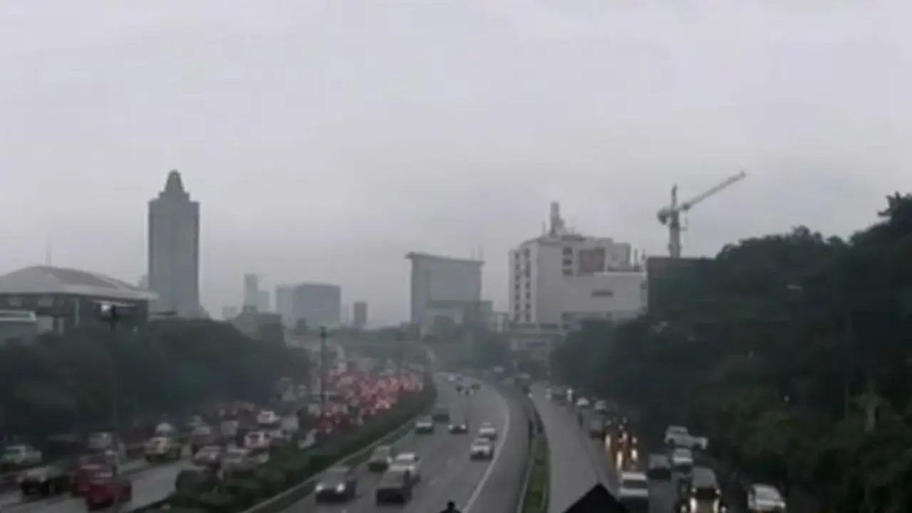 VIDEO: Hujan Sejak Pagi, Sebagian Wilayah Ibu Kota Masih Berkabut