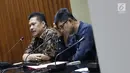 Wakil Ketua KPK, La Ode Muhammad Syarif (kanan) bersama Jamintel, Jan S Maringka memberi keterangan terkait OTT dua orang jaksa di Gedung KPK, Jakarta, Sabtu (26/6/2019). Dalam OTT tersebut, KPK menahan dua jaksa, dua pengacara dan satu orang dari swasta. (Liputan6.com/Helmi Fithriansyah)