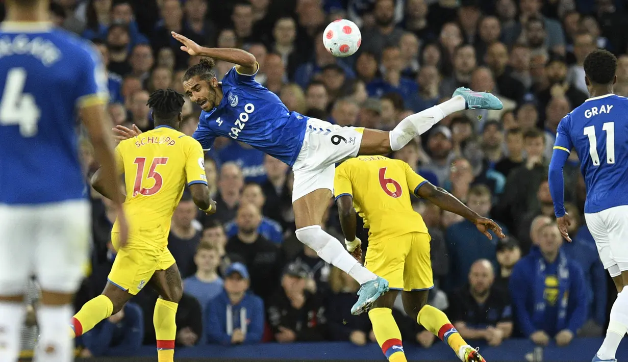 <p>Striker Everton Dominic Calvert-Lewin (kiri) berebut bola dengan bek Crystal Palace Marc Guehi pada laga tunda pekan ke-33 Liga Inggris di Goodison Park, Jumat (20/5/2022) dini hari WIB. Everton dipastikan selamat dari zona degradasi usai menang dramatis 3-2 atas Crystal Palace. (Oli SCARFF / AFP)</p>