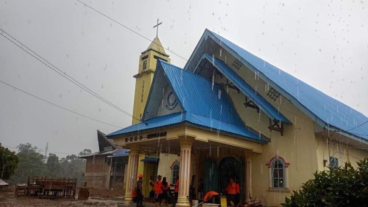GP Ansor Bersih-bersih Gereja Terdampak Banjir di Tapanuli Tengah, Wujud Toleransi Kemanusiaan