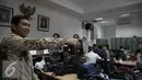 MenPANRB Yuddy Chrisnandi meninjau ruang press room wartawan di Istana kepresidenan, Jakarta, Jumat (13/5). Tinjauan tersebut dilakukan untuk melihat aktifitas para wartawan saat menunggu agenda kegiatan kepresidenan. (Liputan6.com/Faizal Fanani)