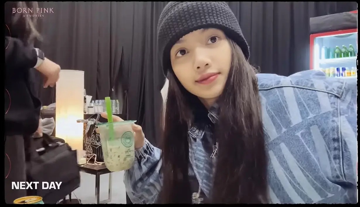 Saat berada di belakang panggung, minuman yang dipegang Lisa jadi sorotan. Ternyata dia sedang menikmati es cendol dari salah satu brand yang paling legendaris di Indonesia. Cendol tersebut diketahui dijual di Bandung dan memiliki cabang di Jakarta. (Foto:YouTube/ BLACKPINK)
