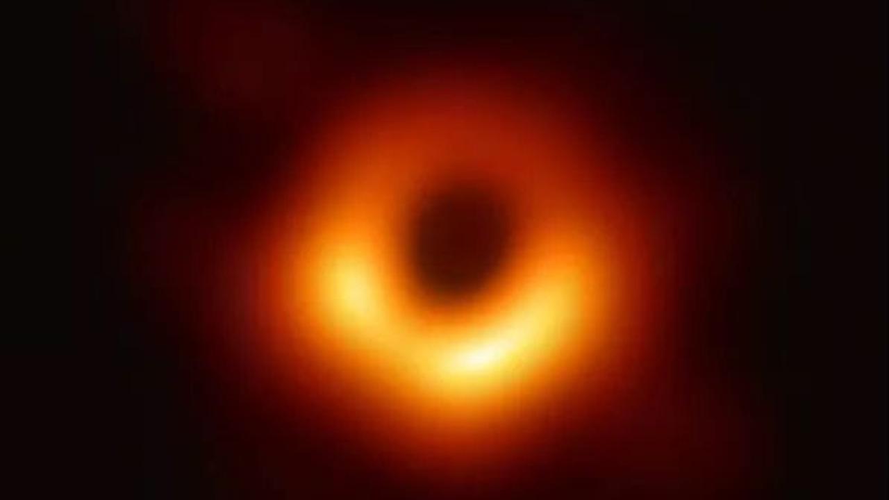 Pertumbuhan lubang hitam bermassa bintang ini dapat terjadi dengan saling bertabrakan.&nbsp;
