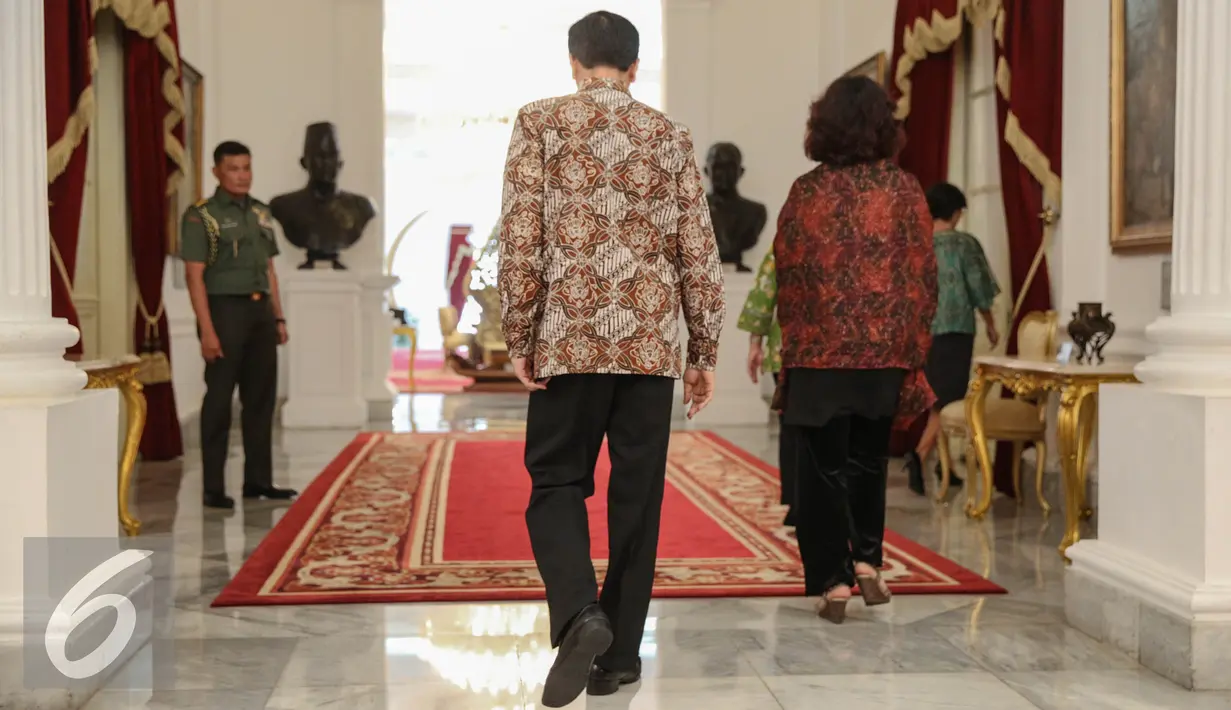Presiden Joko Widodo berjalan bersama dengan Sembilan Srikandi Tim Pansel Capim KPK untuk memberikan keterangan pers di Istana Merdeka, Jakarta, Selasa (1/9/2015). (Liputan6.com/Faizal Fanani)