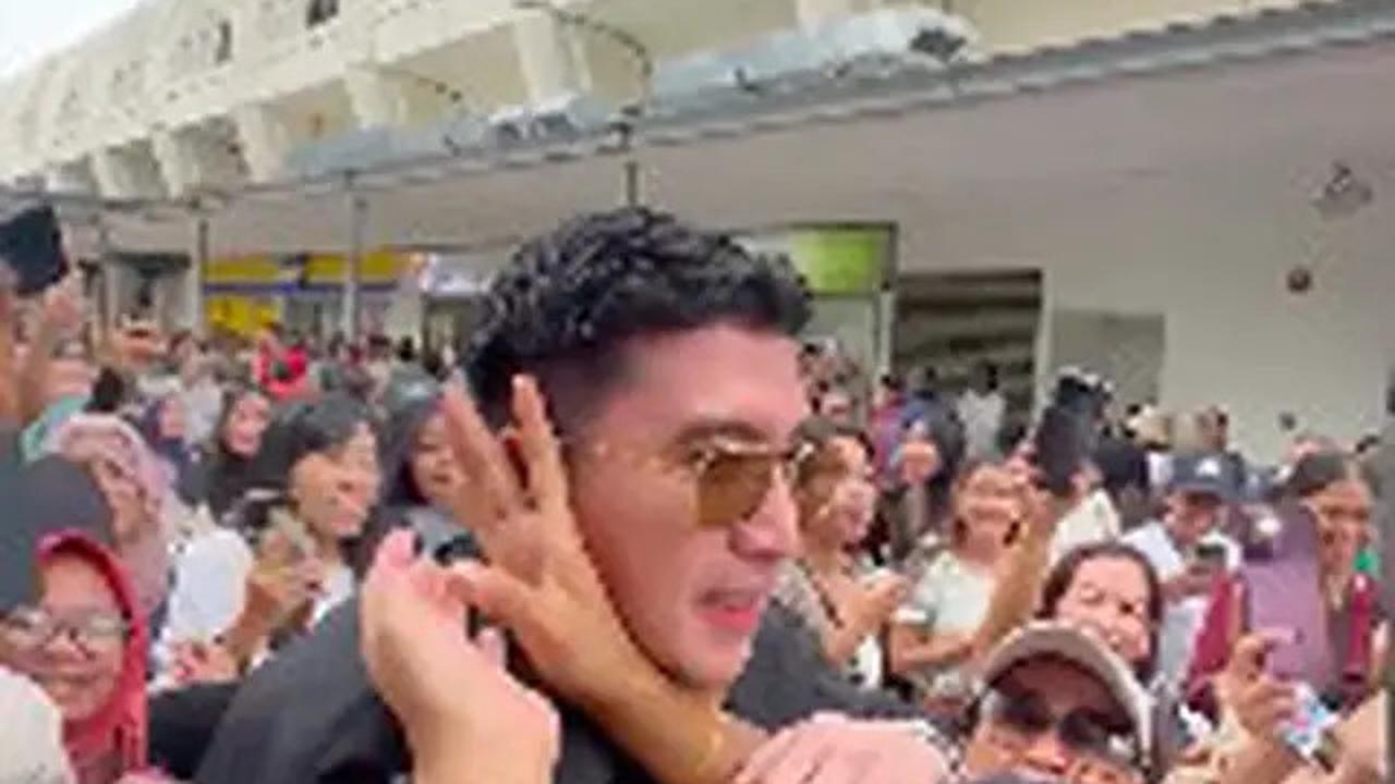 Verrel Bramasta Bikin Heboh Saat Makan Siang di Singapura Bareng Athalla Naufal, Dipeluk Dicium Para Wanita Sampai Sembunyi di Toilet