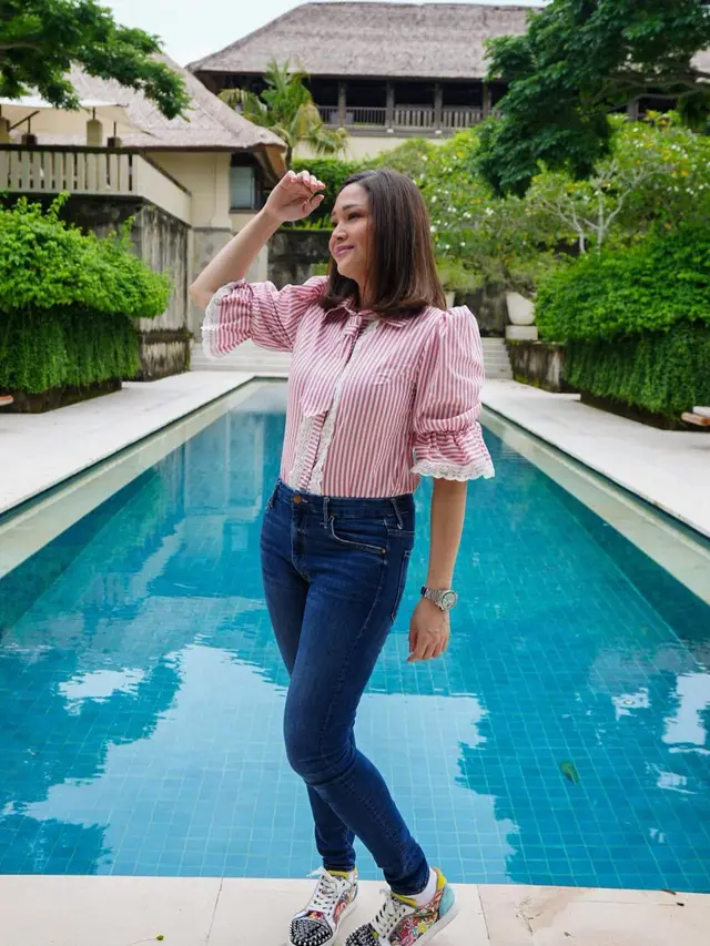Maia Estianty dengan skinny jeans