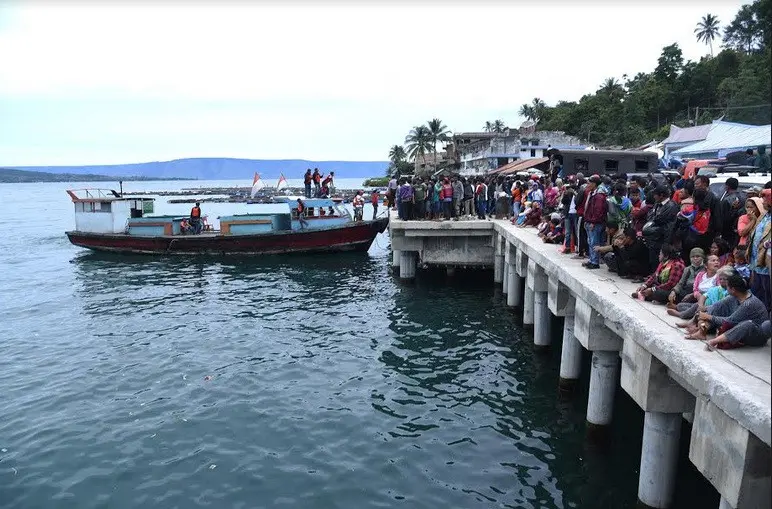 Tim SAR gabungan mencari para korban hilang KM Sinar Bangun yang karam di perairan Danau Toba, Sumatera Utara. (Liputan6.com/Reza Efendi)