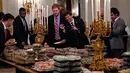 Para pemain Clemson Tigers mengambil makanan cepat saji di Gedung Putih, Washington, Senin (14 /1). Presiden AS Donald Trump menjamu tamunya dengan makanan cepat saji dari McDonald, Wendy, Burger King, Arby dan Domino. (AP Photo/Susan Walsh)