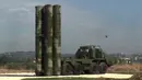 Sebuah rekaman video yang dirilis oleh Departemen Pertahanan Rusia pada (26/11). Sistem rudal pertahanan udara S-400 Rusia dikeluarkan dari pesawat cargo saat tiba di pangkalan udara Hmeymim di Suriah. (Reuters/ Departemen Pertahanan Federasi Rusia)