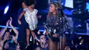Beyonce dan Jay-Z serta putri mereka Blue Ivy tampil mesra layaknya keluarga bahagia di ajang MTV VMA 2014, California, (24/8/14). (Mark Davis/Getty Images/AFP)