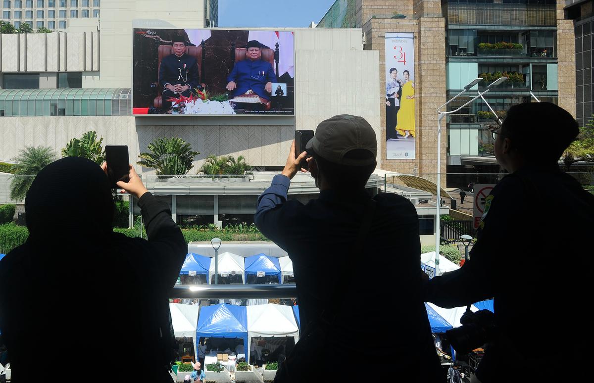 Warga Saksikan Prabowo Ucapkan Sumpah dan Janji sebagai Presiden Lewat Videotron