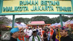 Pengunjung memadati Festival Lebaran Betawi IX di Lapangan Banteng, Jakarta, Minggu (14/8). Agenda tahunan tersebut diselenggarakan sebagai sarana dan wadah menjalin silaturahmi sekaligus destinasi wisata budaya Betawi. (Liputan6.com/Immanuel Antonius)