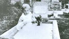 Ny Andrews mengambil gambar anak perempuannya, Joyce, yang meninggal usia 17 di Queensland, Australia tahun 1946/1947. Hasilnya mencengangkan, karena di foto itu ada anak kecil yang tampak gembira bermain di makam anaknya. (paranormal.about.com)