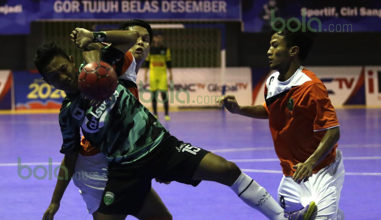 Pemain Vamos Mataram, Niko Wijaya (kiri), berebut bola dengan pemain Bintang Timur Surabaya dalam laga Seri III Grup B Wilayah Timur Pro Futsal League 2016 di GOR 17 Desember, Mataram, NTB, Sabtu (12/3/2016). (Bola.com/Arief Bagus)