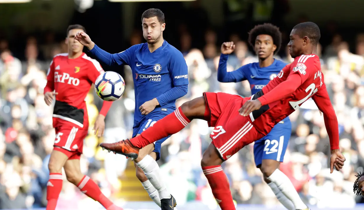 Pemain Chelsea Eden Hazard berusaha merebut bola dari pemain Watford Kabasele Kristen saat pertandingan Liga Inggris di stadion Stamford Bridge di London (21/10). Chelsea menang 4-2 atas Watford. (AP/Matt Dunham)