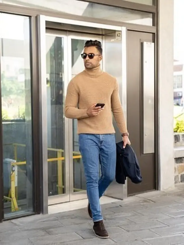 Pria dengan Turtle Neck.