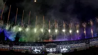 Suasana penutupan SEA Games 2019 di Stadion New Clark City, Filipina, Rabu (11/12/2019). Acara penutupan tersebut dimeriahkan dengan pesta kembang api dan penampilan Black Eyed Peas. (Bola.Com/M Iqbal Ichsan)