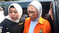 Tersangka Ratna Sarumpaet keluar dari mobil untuk memeriksa kesehatannya di Bidang Kedokteran dan Kesehatan (Biddokkes) Polda Metro Jaya, Jakarta, Rabu (10/10). Ratna Sarumpaet ditahan terkait kasus hoaks penganiayaan. (Liputan6.com/Johan Tallo)