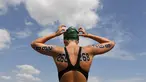 Perenang Afrika Selatan, Michelle Weber, bersiap berlomba di nomor renang terbuka 10km putri Kejuaraan Dunia Akuatik 2015 di Kazan, Rusia, (28/7/2015). (Reuters/Stefan Wermuth