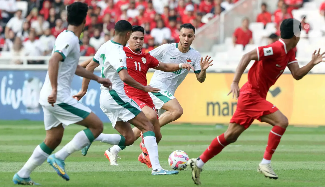 Laga antara timnas Indonesia melawan Irak berlangsung dalam tempo cepat dan ketat. (Liputan6.com/Herman Zakharia)