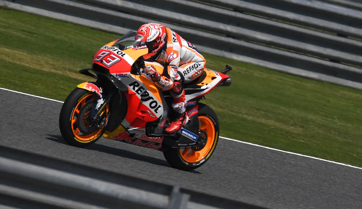 Pebalap tim MotoGP Repsol Honda Marc Marquez saat mengikuti kualifikasi MotoGP Thailand 2018 di Sirkuit Internasional Buriram (6/10). Andrea Dovizio dari tim ducati berada di posisi ketiga dengan catatan waktu 1.30.227. (AFP Photo/Lillian Suwanrmpha)