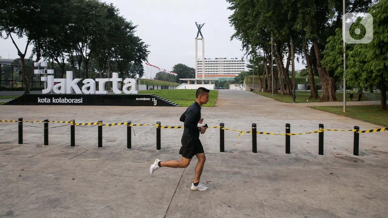 FOTO: Warga Manfaatkan Trotoar Lapangan Banteng untuk Berolahraga