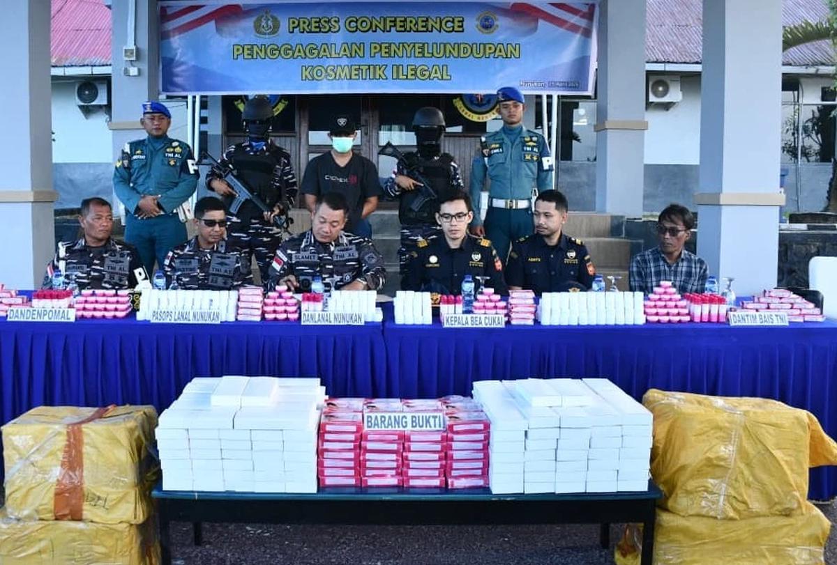 FOTO: TNI AL Gagalkan Penyelundupan Ribuan Kosmetik Ilegal di Perbatasan Sebatik