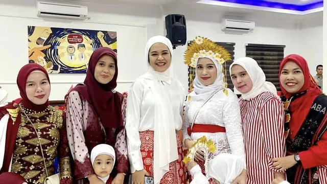 Tampilan Kahiyang Ayu saat Perayaan 17 Agustusan di Sekolah Anaknya.