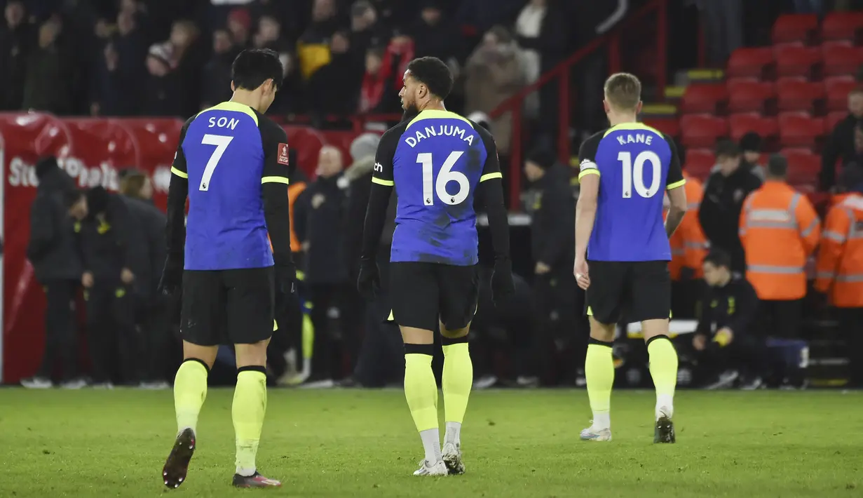 Pemian Tottenham Hotspur, Son Heung-min, Arnaut Danjuma dan Harry Kane meninggalkan lapangan dengan kekecewaan setelah ditaklukkan Sheffield United pada laga Piala FA di Stadion Bramall Lane, Kamis (2/3/2023). (AP Photo/Rui Vieira)