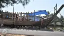 Pekerja membuat kapal nelayan di Karangsong, Indramayu, Jawa Barat, Rabu (17/6). Sulit dan mahalnya memperoleh kayu merupakan kendala utama pembuatan kapal berkapasitas sekitar 30 grosstone tersebut. (Liputan6.com/Herman Zakharia)