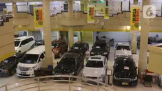 Pedagang mengelap mobil bekas yang dijual di Jakarta, Senin (24/2/2020). Realisasi penjualan mobil bekas pada Januari 2020 mencapai 2.100-an unit, menurun 8,69 persen dibandingkan penjualan pada Januari 2019 yang mencapai 2.300 unit. (Liputan6.com/Angga Yuniar)