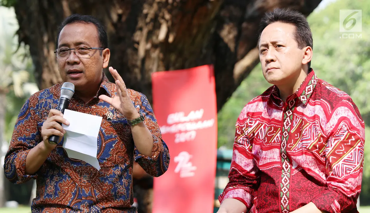 Mensesneg Pratikno (kiri) memberi keterangan kepada awak media di taman Istana, Jakarta, Jumat (28/7). Selain itu dalam keterangan tersebut akan diadakan rangkaian acara untuk peringatan hari kemerdekaan. (Liputan6.com/Angga Yuniar)