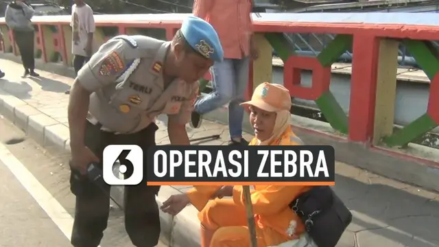 Seorang pengendara menabrak petugas PPSU dan kabur menghindari razia dalam Operasi Zebra 2019 di Jakarta Utara.