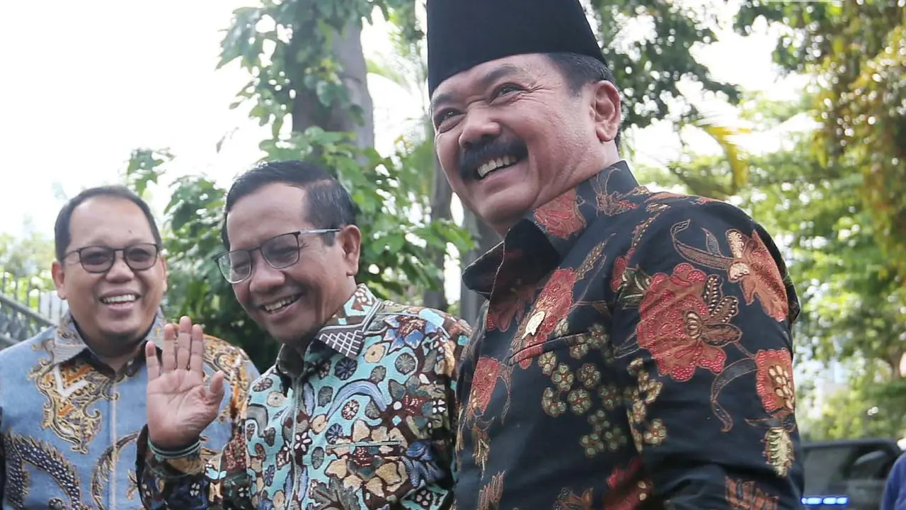 Menko Polhukam Hadi Tjahjanto Sambangi Kediaman Mahfud Md