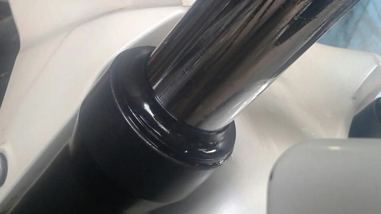 Shock Breaker Motor Sering Bocor? Ini Sebabnya