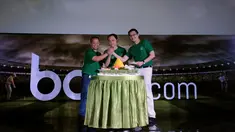 COO KMK Online, Manuel Irwanputera (kanan) bersalaman dengan CEO KMK Adi Sariaatmadja (tengah) dan HOO Bola.com, Darojatun saat launching portal berita olahraga online Bola.com di Jakarta, Selasa (28/4/2015). (Liputan6.com/Helmi Fithriansyah)