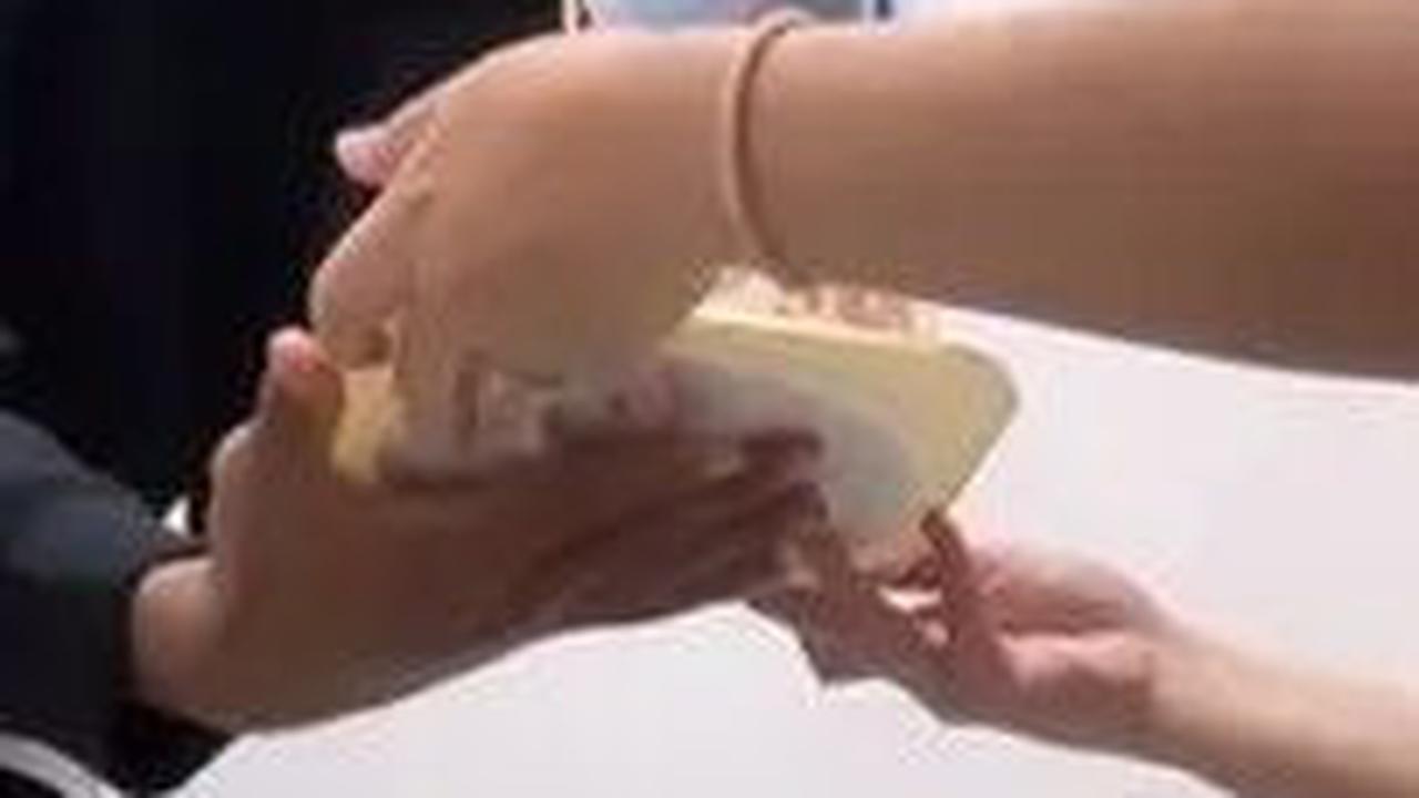 Setelah menancapkan empat lilin di atas kue tart, Vicky memberikan kue tersebut kepada Arhan, yang nantinya akan diberikan ke  Azizah.