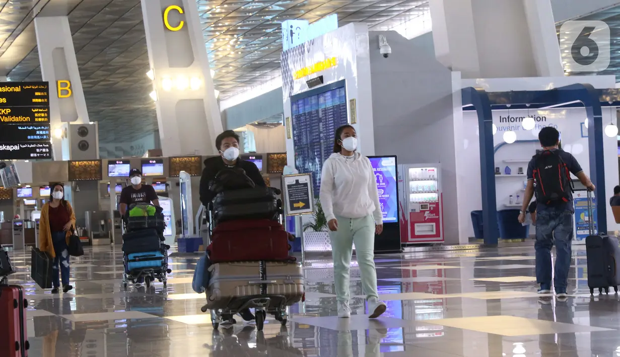 Calon penumpang berada di Terminal 3 Bandara Internasional Soekarno Hatta, Banten, Selasa (1/3/2022). Mulai hari ini pemerintah memberlakukan aturan karantina selama tiga hari bagi Pelaku Perjalanan Luar Negeri (PPLN) yang sudah memperoleh vaksinasi lengkap dan booster. (Liputan6.com/Angga Yuniar)