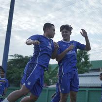Alfeandra Dewangga (kanan) menjalani sesi latihan di Thailand. (Bola.com/Dok. Persib)